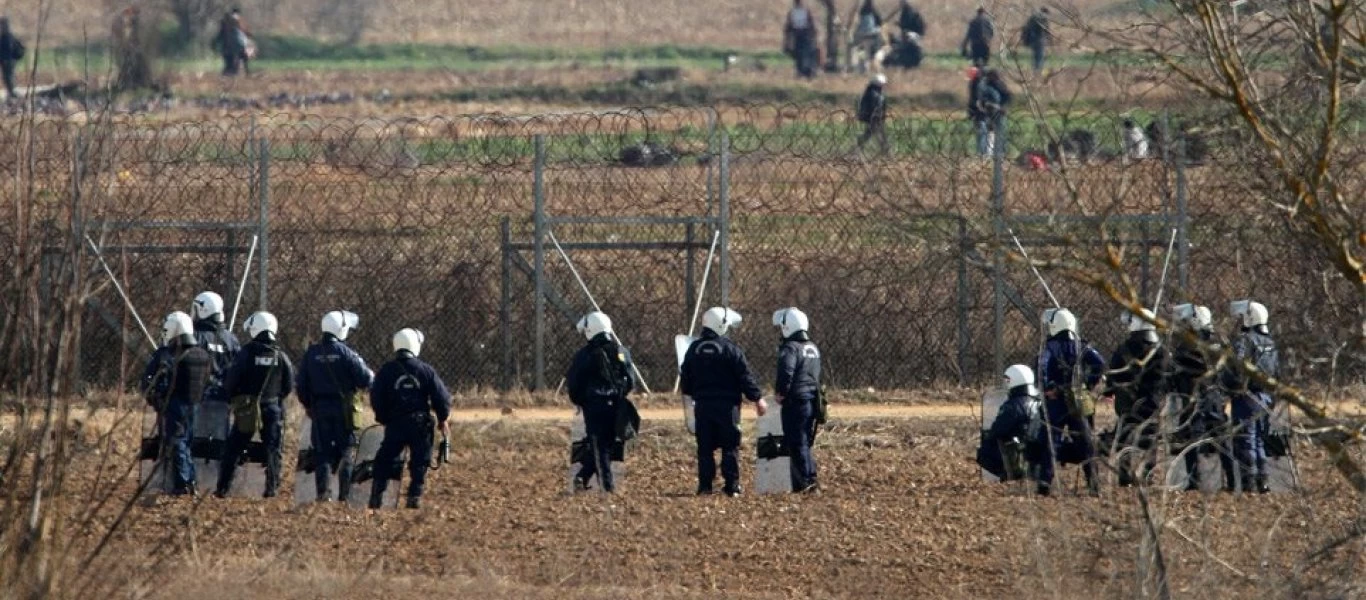 Τα ΜΑΤ αποτρέπουν το γκρέμισμα του φράχτη από τους παράνομους μετανάστες (βίντεο)